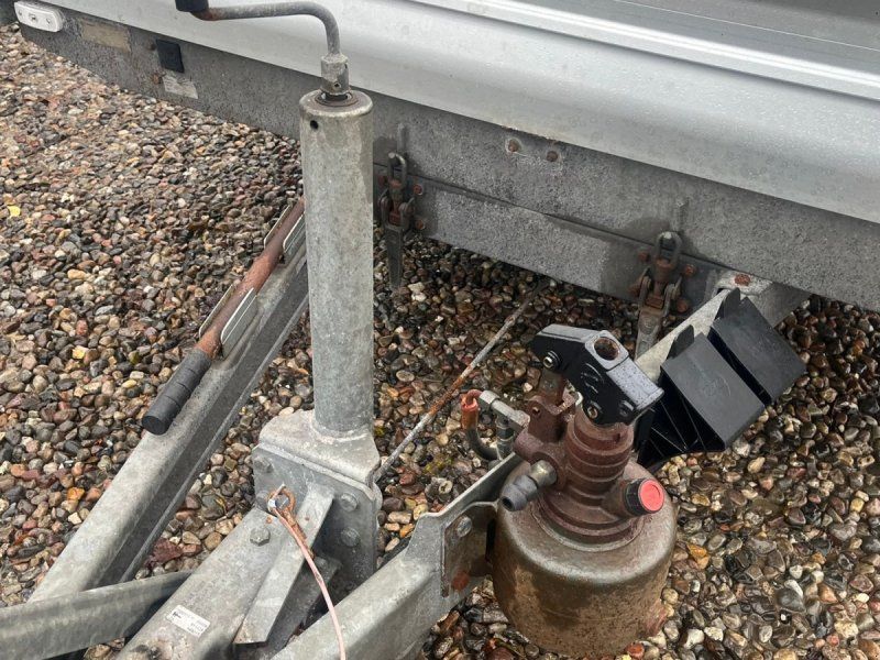 Maskin med vip og rampe med hydraulisk tip