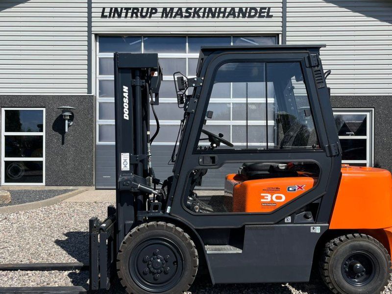 Doosan D30 G med kabine og KUN 57 TIMER FRA NY, MED TIME GARENTI
