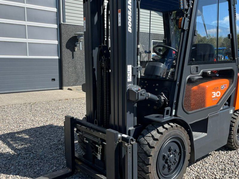 Doosan D30 G med kabine og KUN 57 TIMER FRA NY, MED TIME GARENTI