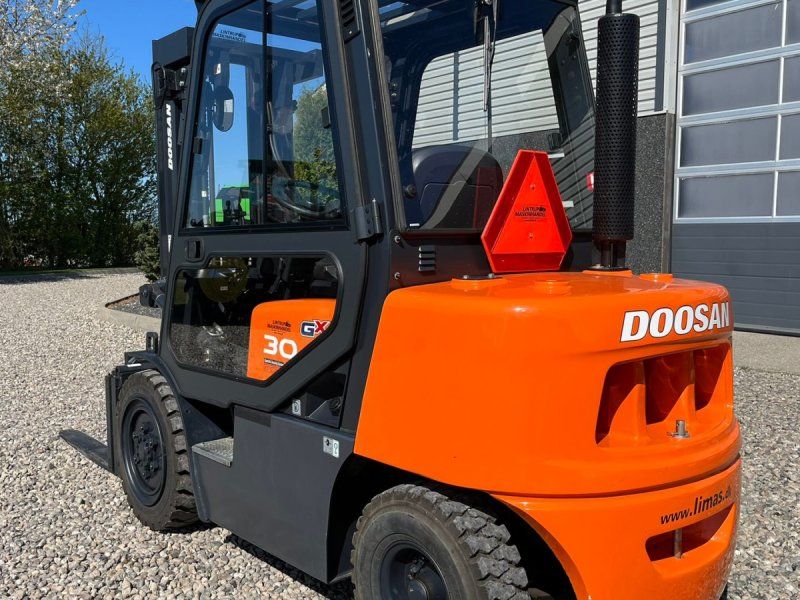 Doosan D30 G med kabine og KUN 57 TIMER FRA NY, MED TIME GARENTI