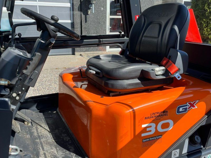 Doosan D30 G med kabine og KUN 57 TIMER FRA NY, MED TIME GARENTI