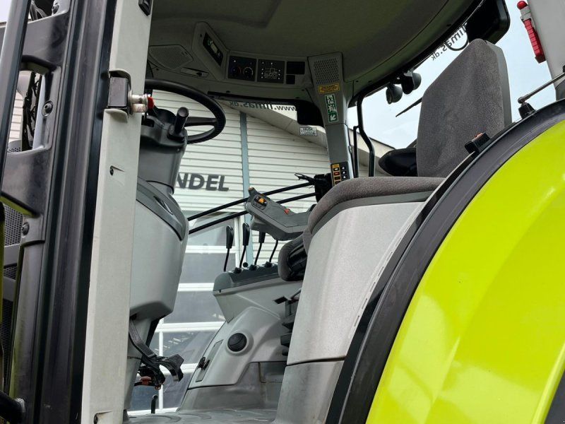 Claas Axion 830 Med frontlift. Velholdt .