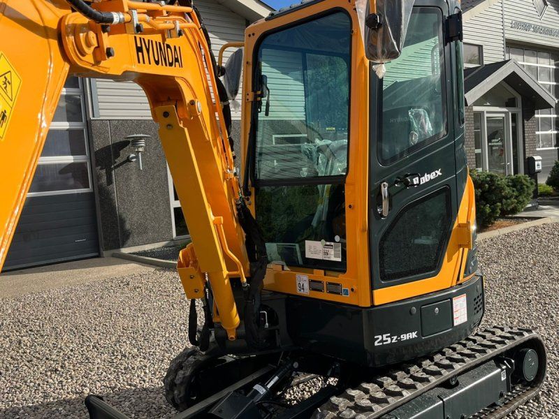 Hyundai R25Z-9AK Rob med Tilt-Mann tilt skifte samt Engcon skovl. Udle