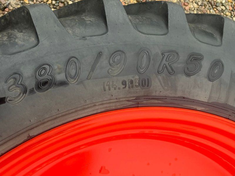 380/85R34 og 380/90R50 Har siddet på en Claas Axion 800 serier.