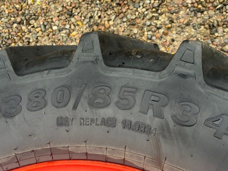 380/85R34 og 380/90R50 Har siddet på en Claas Axion 800 serier.