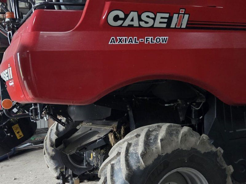 Case IH 8250 Axial-Flow med 35fod Varicut skærebord. Dansk maskine