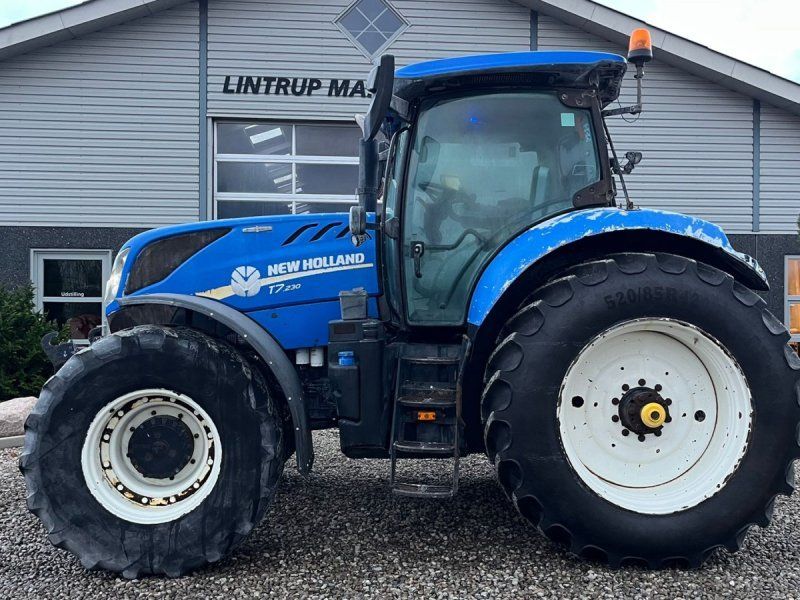 New Holland T7.230 Autocommand med frontlift og nye bagdæk er lige monteret