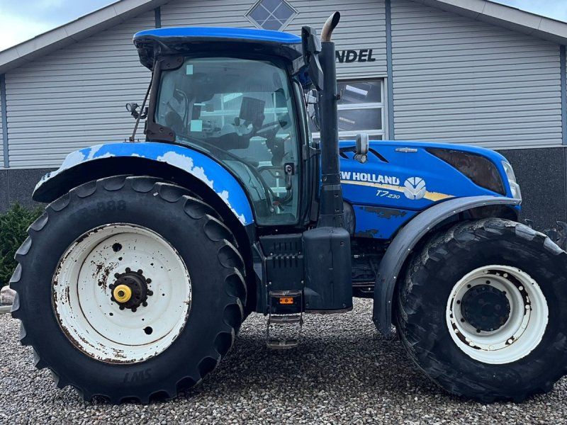 New Holland T7.230 Autocommand med frontlift og nye bagdæk er lige monteret