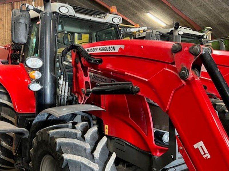 Massey Ferguson 6715 S Med front læsser. Læsser er meget lidt brugt.