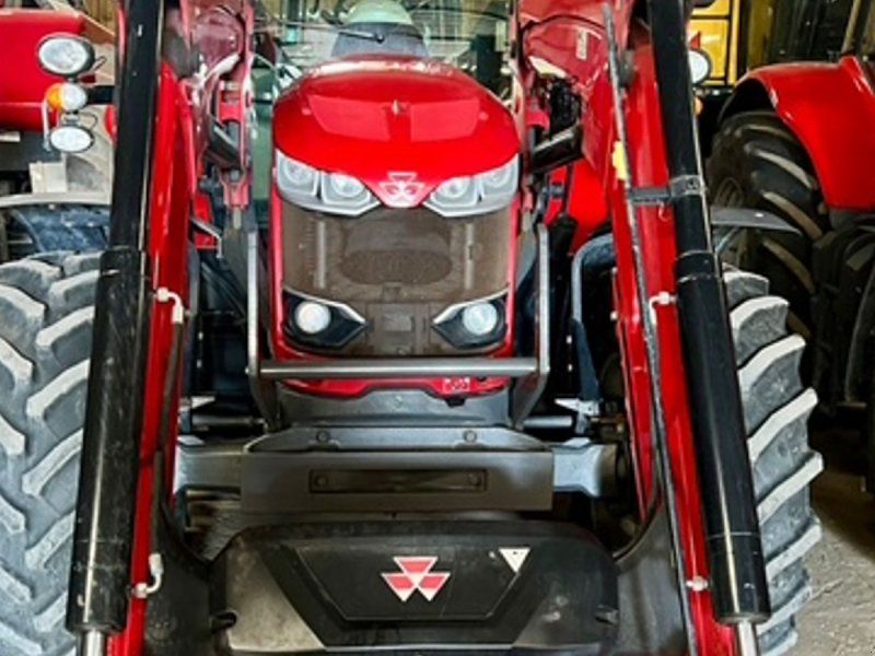 Massey Ferguson 6715 S Med front læsser. Læsser er meget lidt brugt.