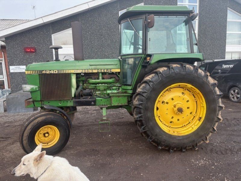 John Deere 4240 STÅR HELT ORIGINAL I LAK OG ALT