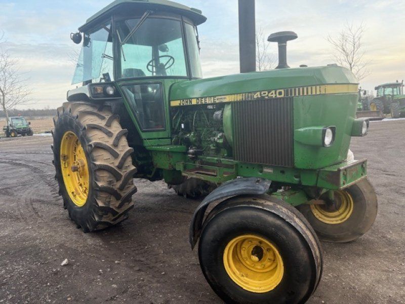 John Deere 4240 STÅR HELT ORIGINAL I LAK OG ALT