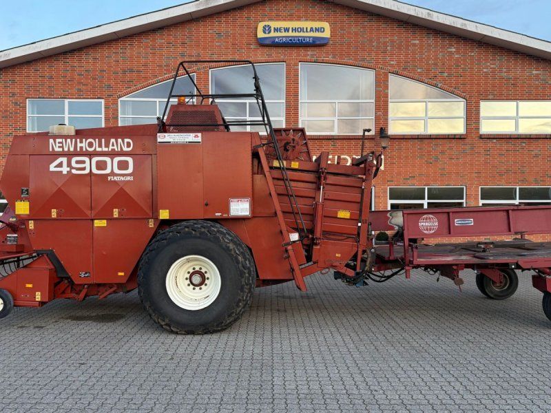 New Holland Hesston 4900 + Spragelse vogn & centralsmøring