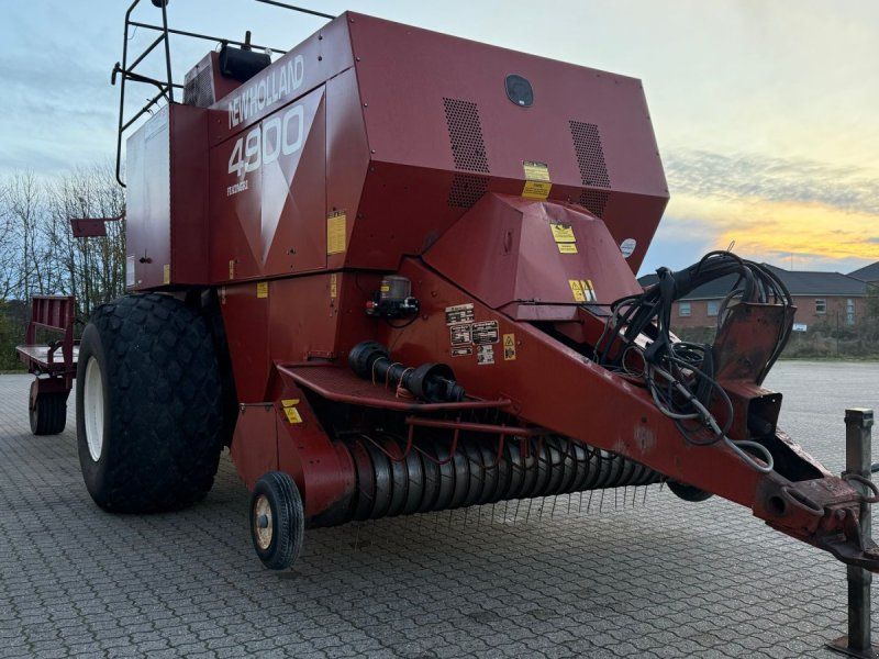 New Holland Hesston 4900 + Spragelse vogn & centralsmøring