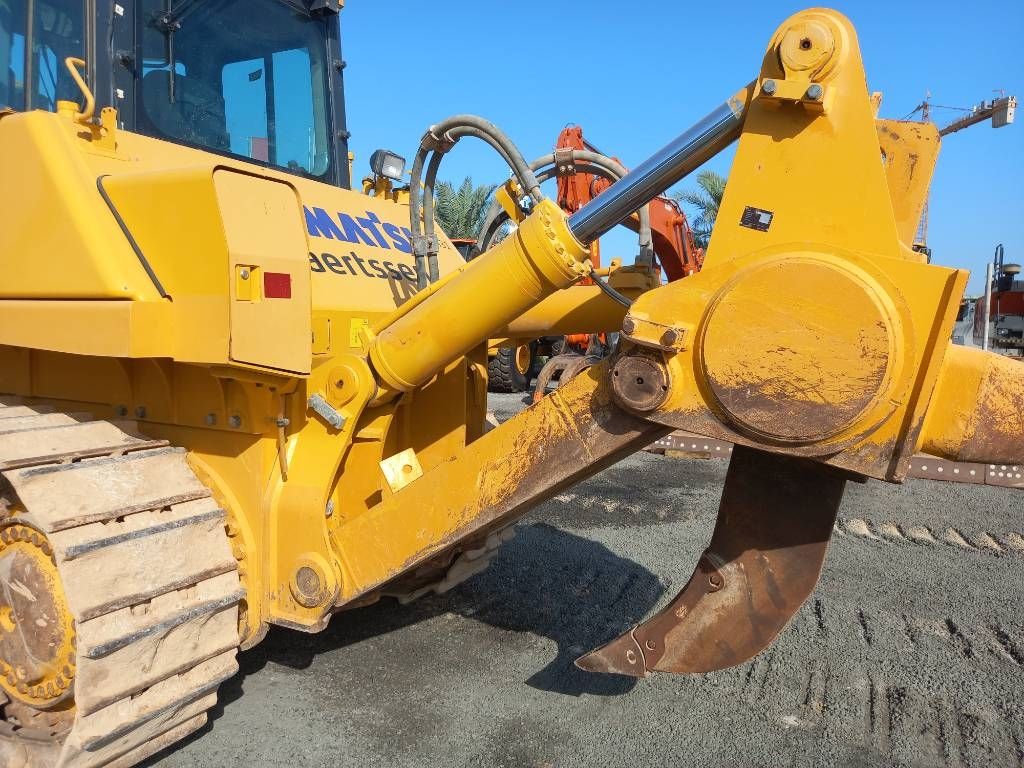 Komatsu D155A-6R (4 pcs available in Abu Dhabi)
