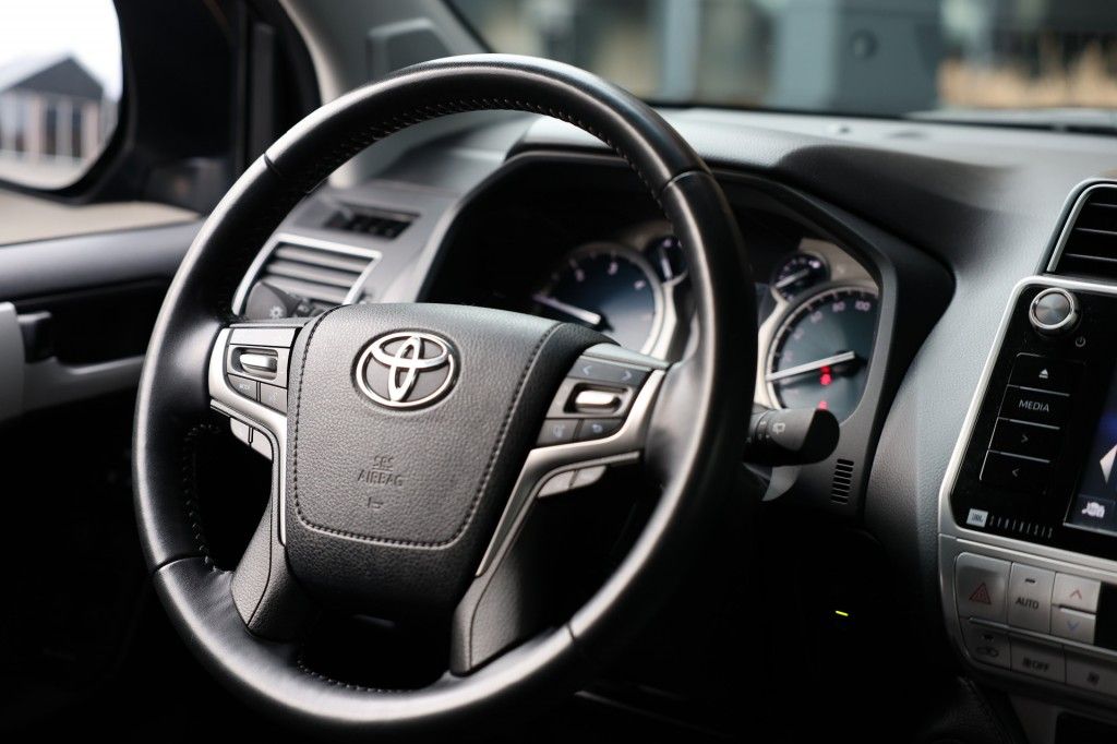 Toyota Landcruiser 150 2.8 D-4D 5DRS LOUNGE A/T VAN