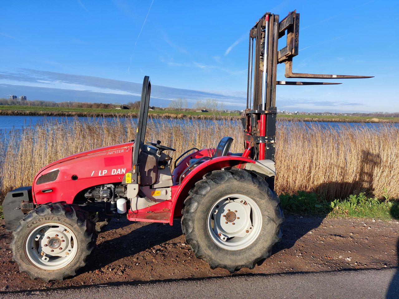 Valpadan Jupiter 40 compacht trekker met hefmast