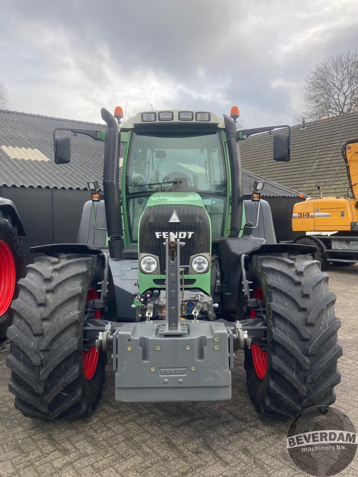 2x Fendt 820 Vario TMS