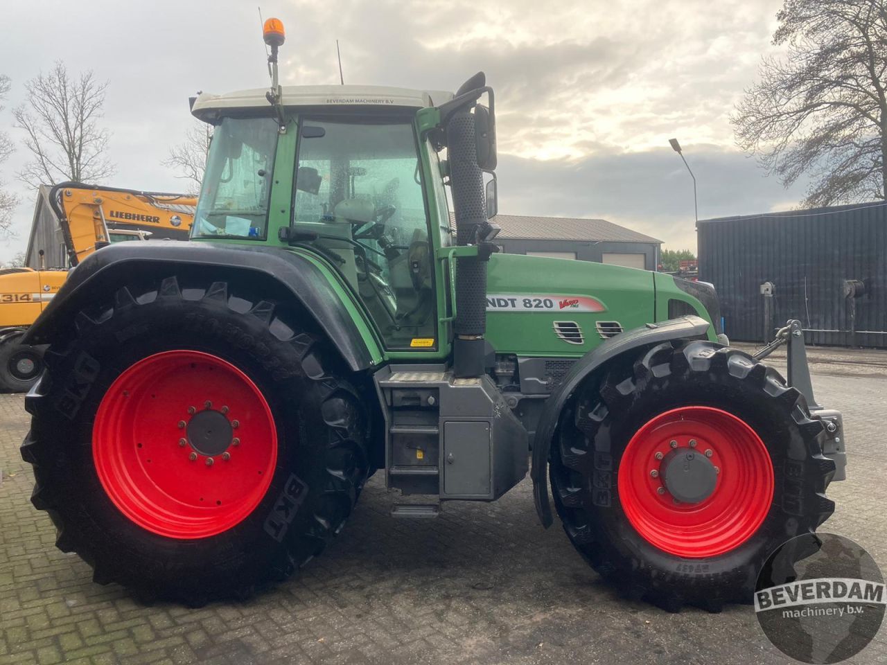 2x Fendt 820 Vario TMS