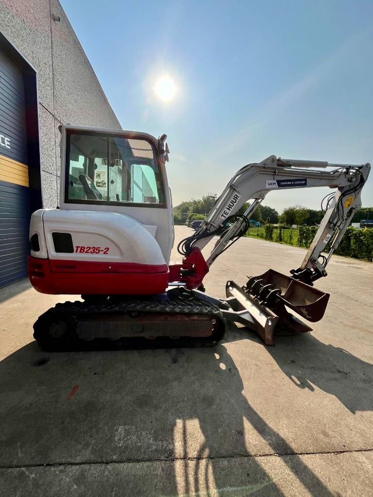 Takeuchi TB 235