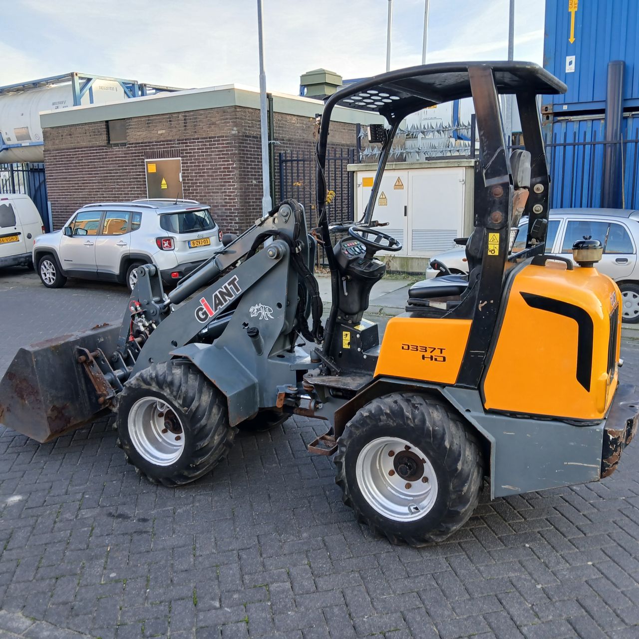 Giant D337T Minishovel.