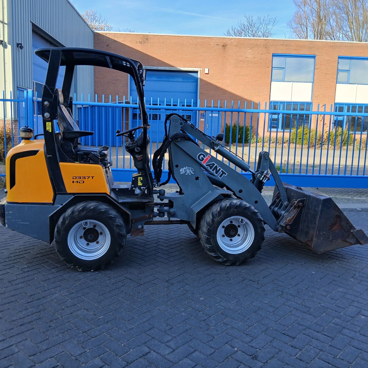 Giant D337T Minishovel.