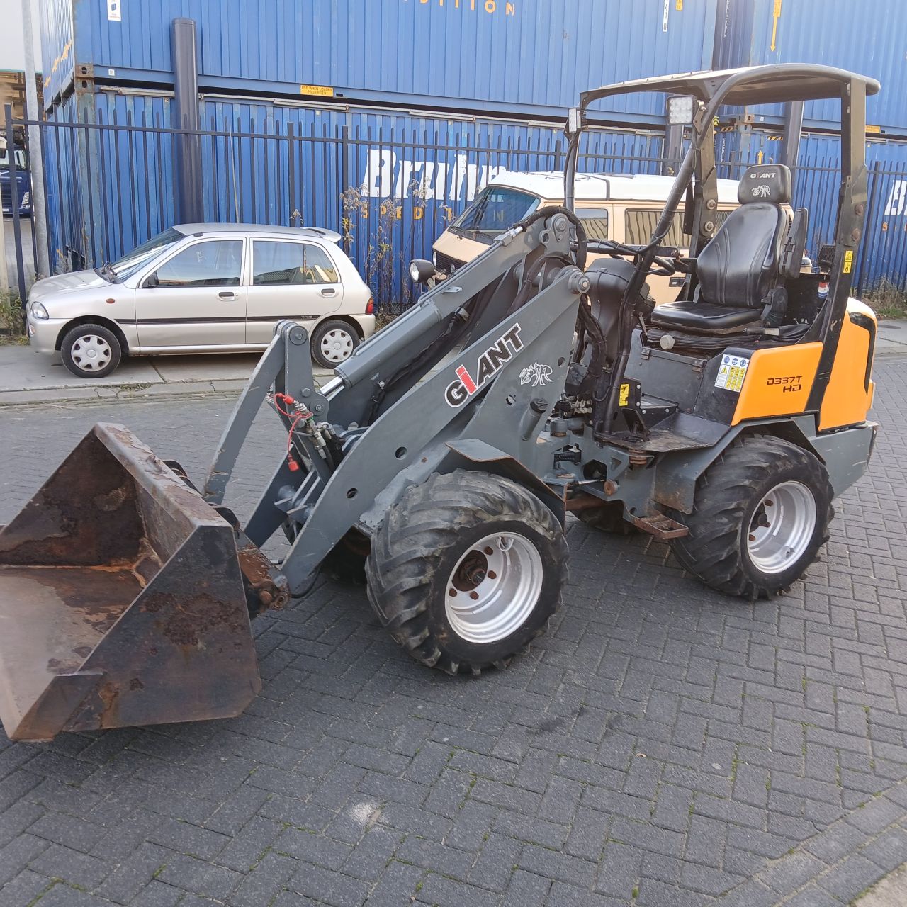 Giant D337T Minishovel.