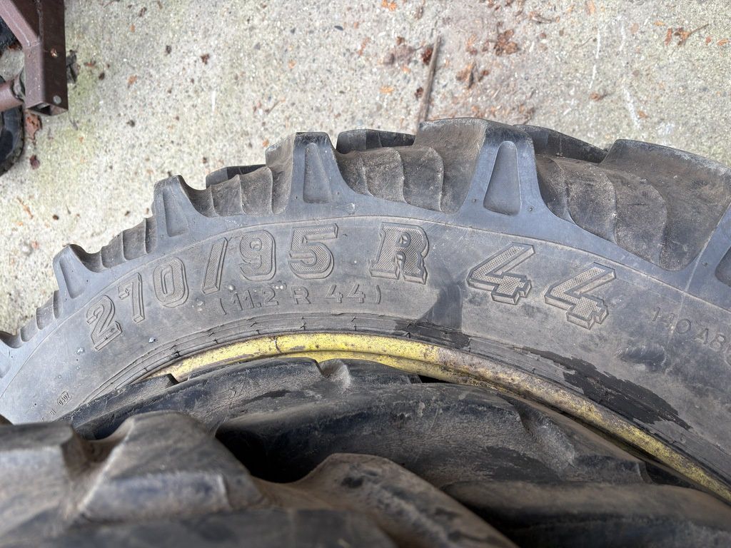 John Deere 270/95R44 en 9.5 x 32 verplegingswielen