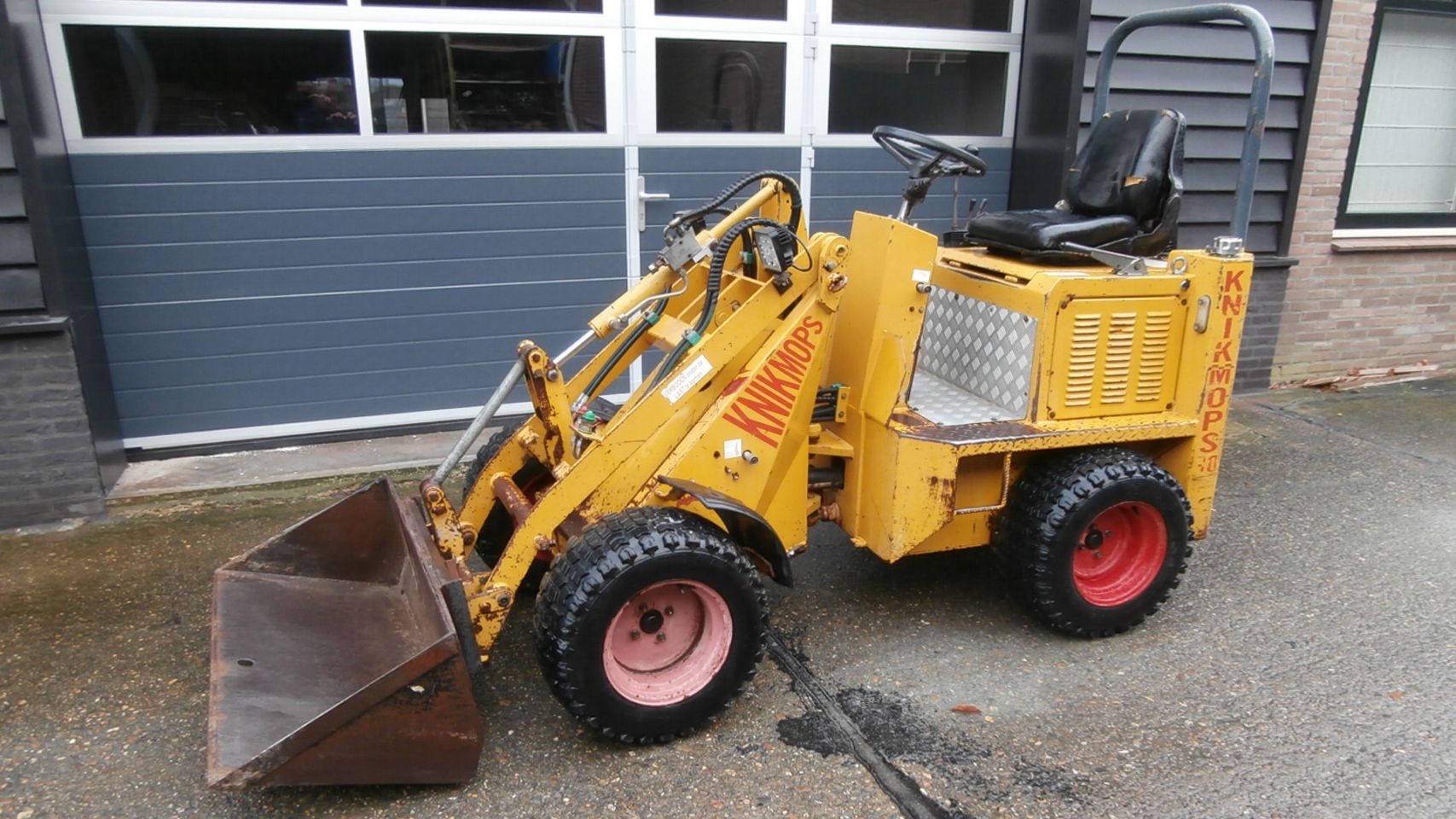 Knikmops 90 BJ 2012 met bak € 10500,00