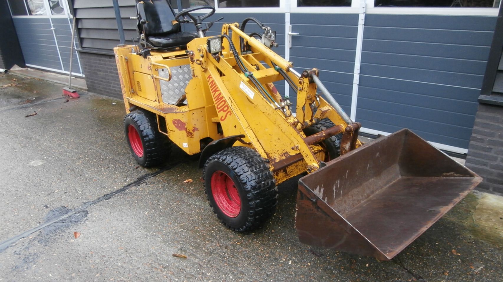 Knikmops 90 BJ 2012 met bak € 10500,00