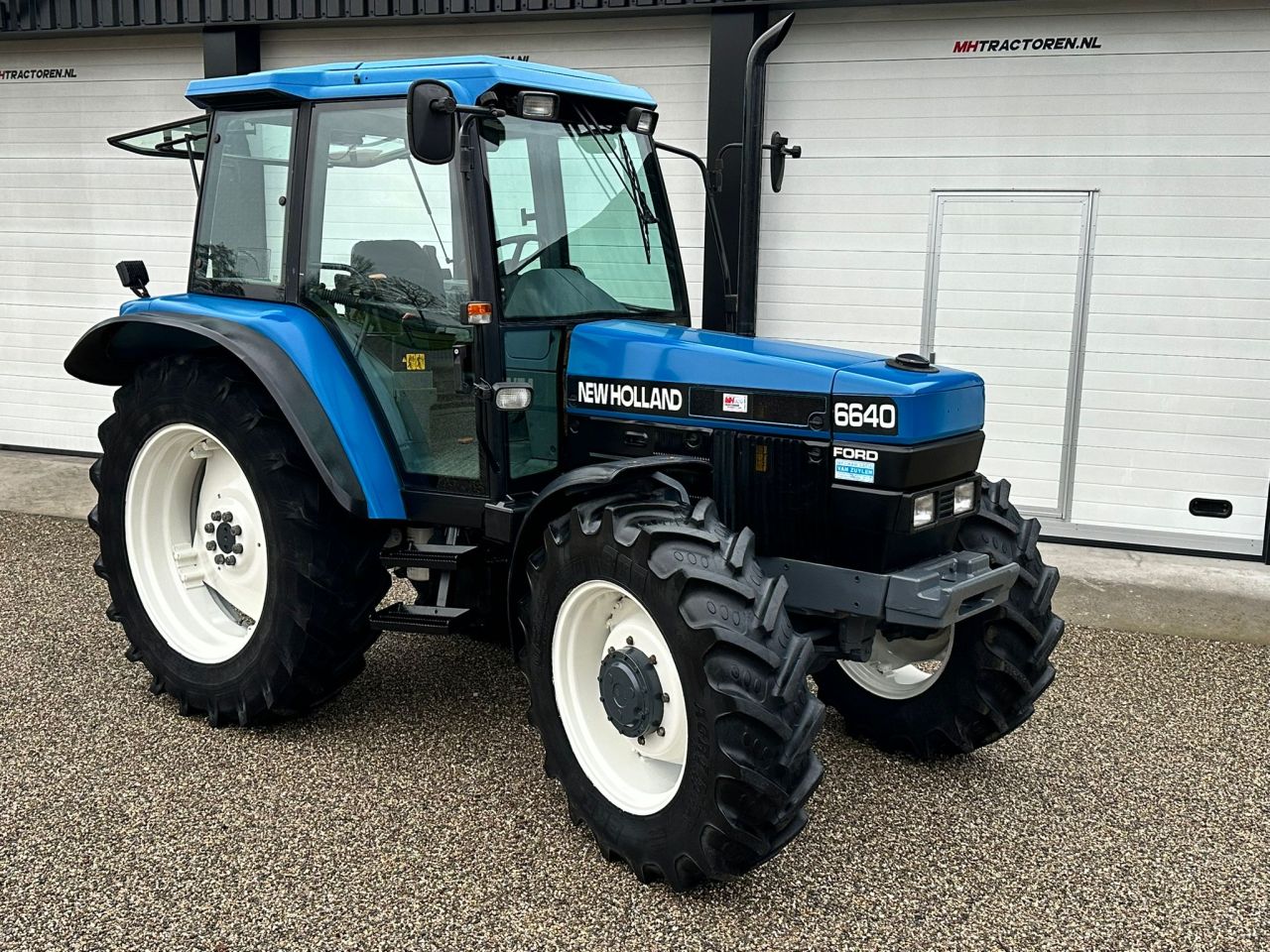 TE KOOP: zeer nette NEW HOLLAND 6640