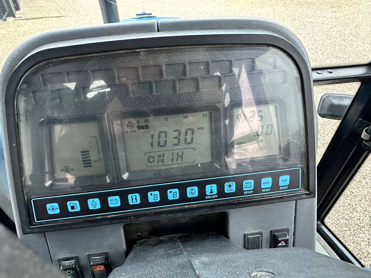 TE KOOP: zeer nette NEW HOLLAND 6640