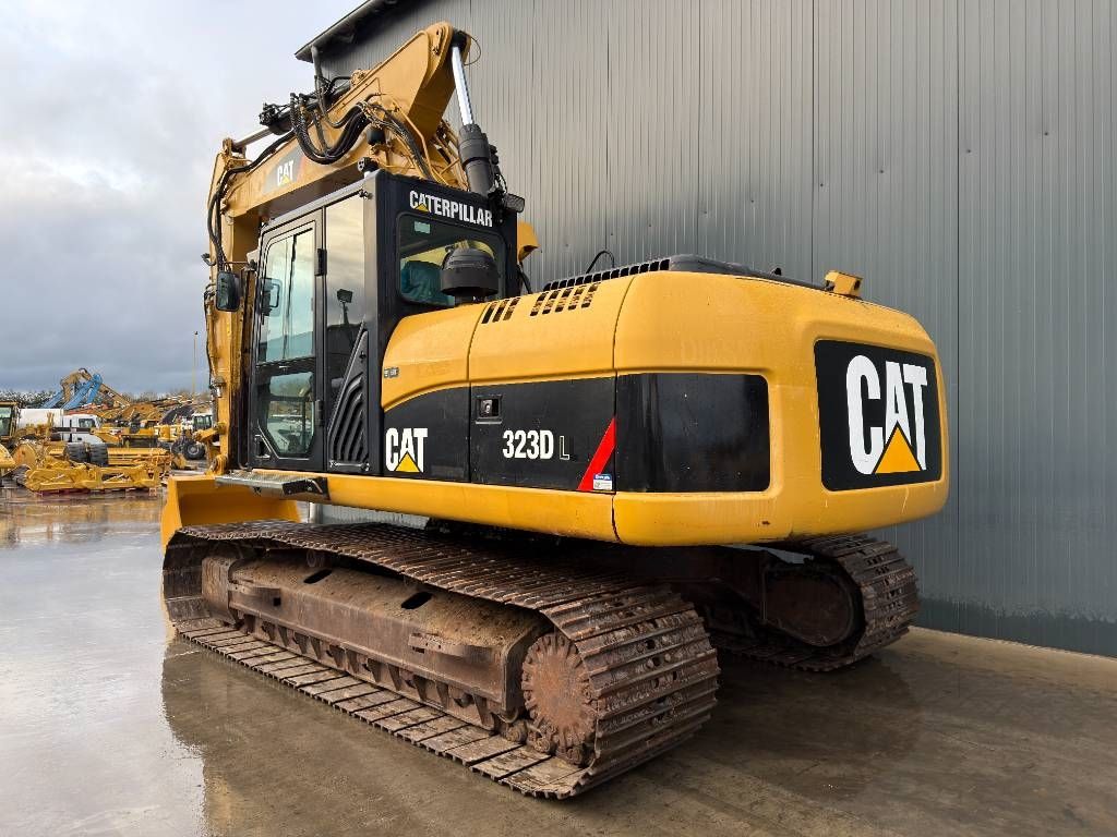 CAT 323D L
