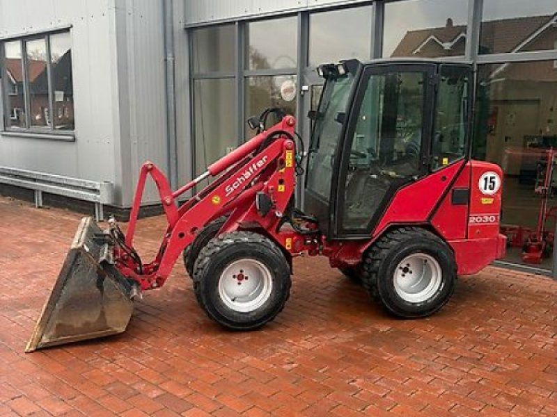 Schäffer 2030 S mit Kabine und Straßenbeleuchtung