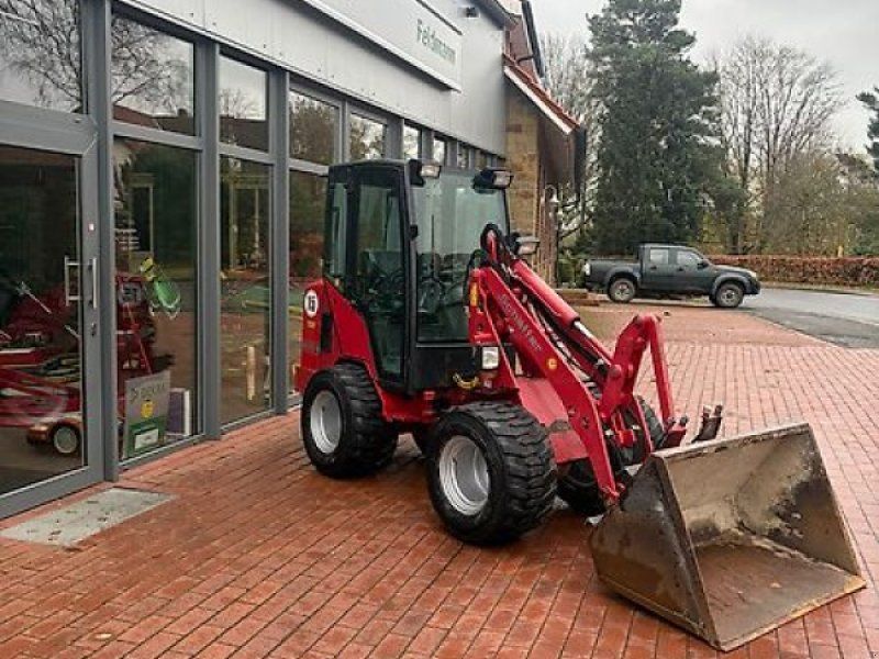 Schäffer 2030 S mit Kabine und Straßenbeleuchtung