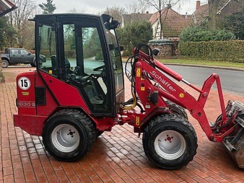 Schäffer 2030 S mit Kabine und Straßenbeleuchtung