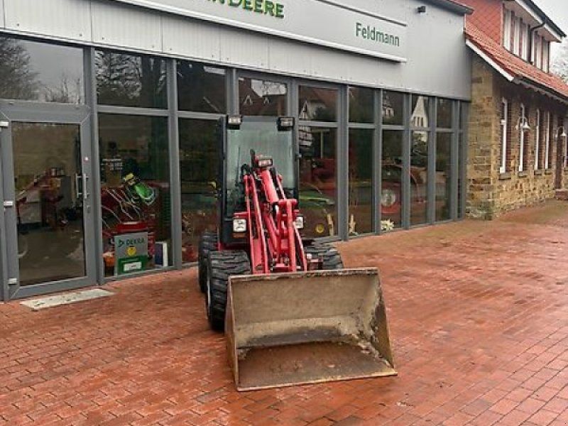 Schäffer 2030 S mit Kabine und Straßenbeleuchtung