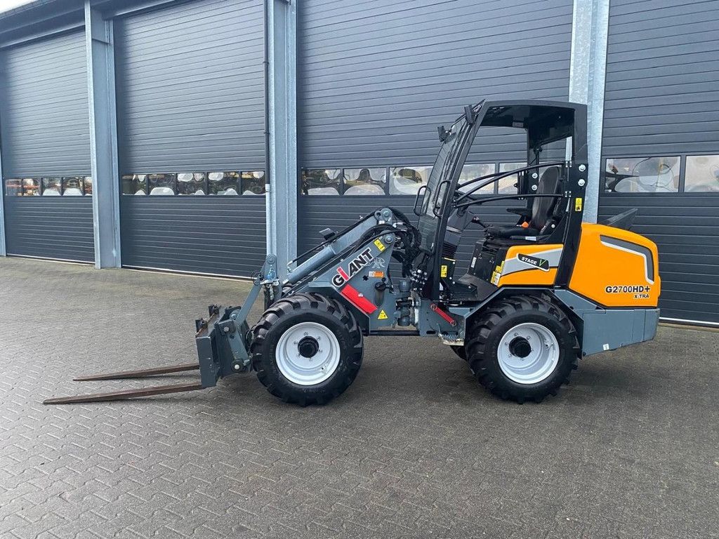 Giant G2700 X-tra HD+ WG4272