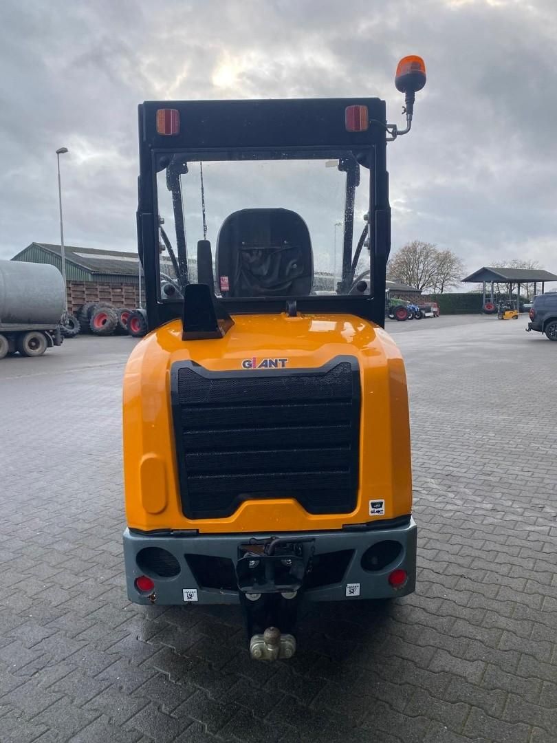 Giant G2700 X-tra HD+ WG4272