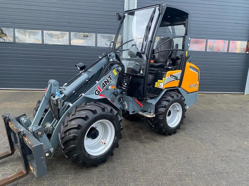 Giant G2700 X-tra HD+ WG4272