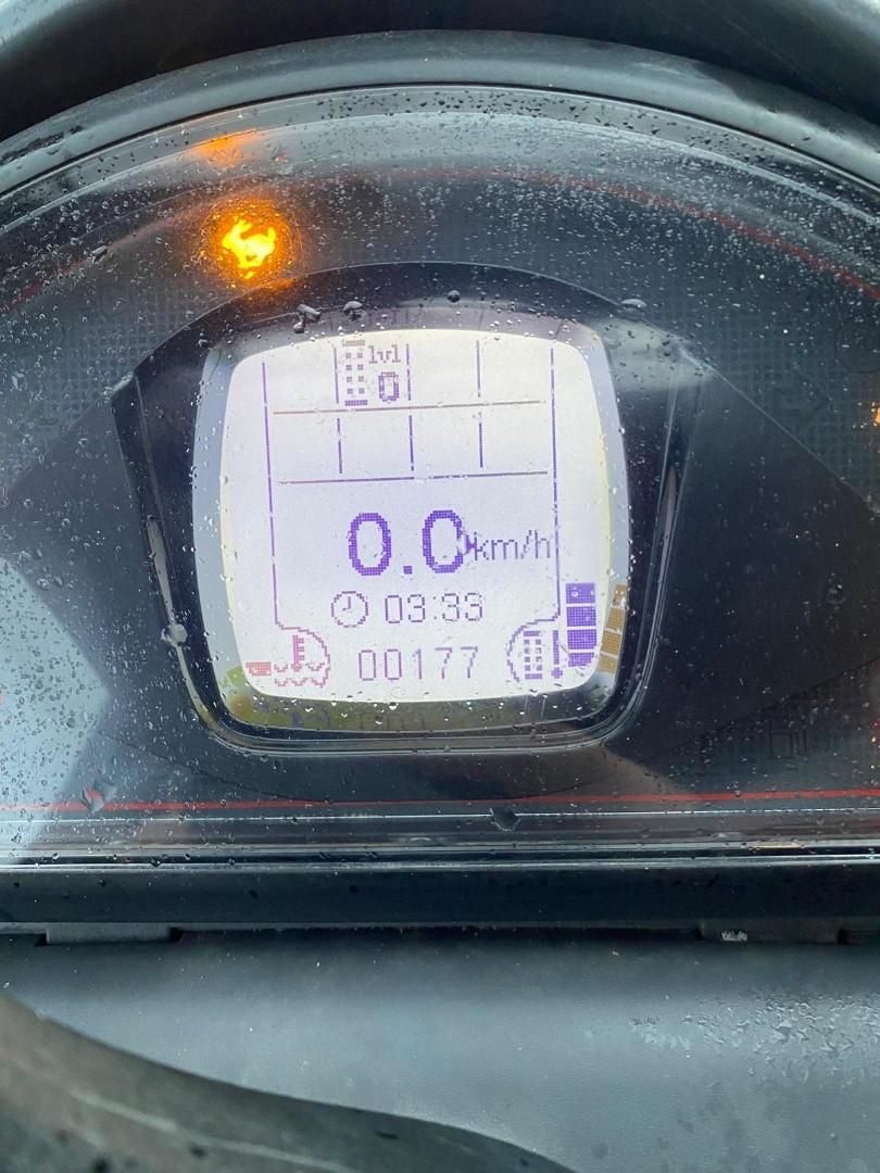 Giant G2700 X-tra HD+ WG4272