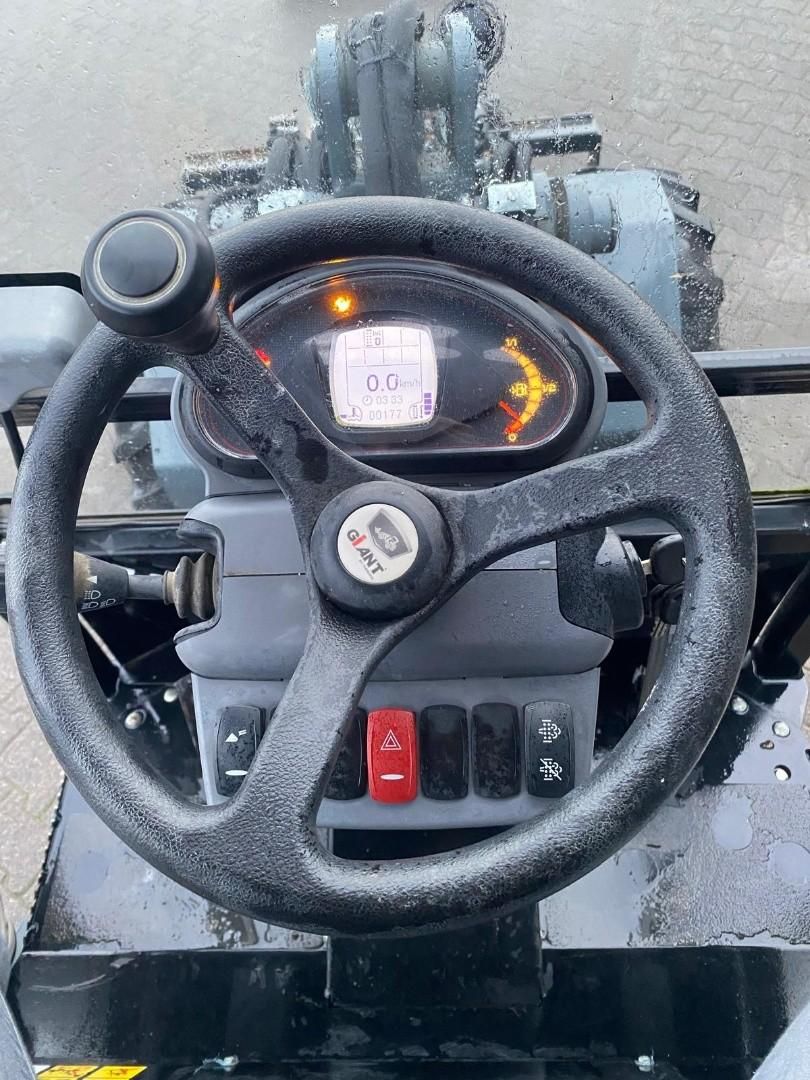 Giant G2700 X-tra HD+ WG4272