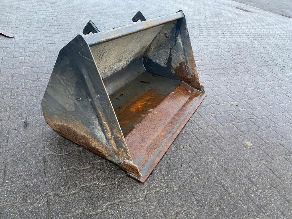 Giant G2700 X-tra HD+ WG4272