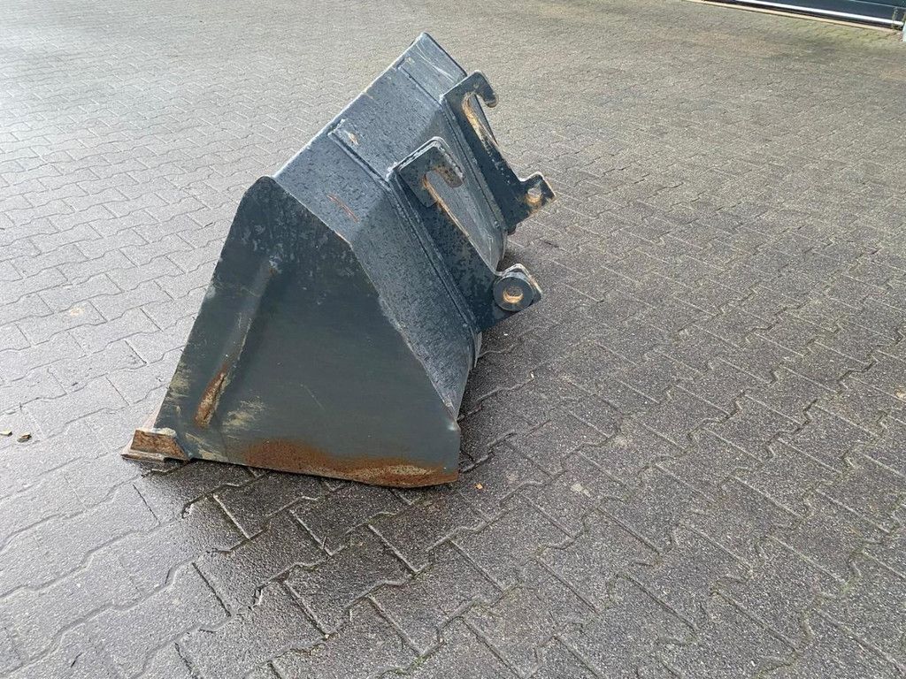 Giant G2700 X-tra HD+ WG4272