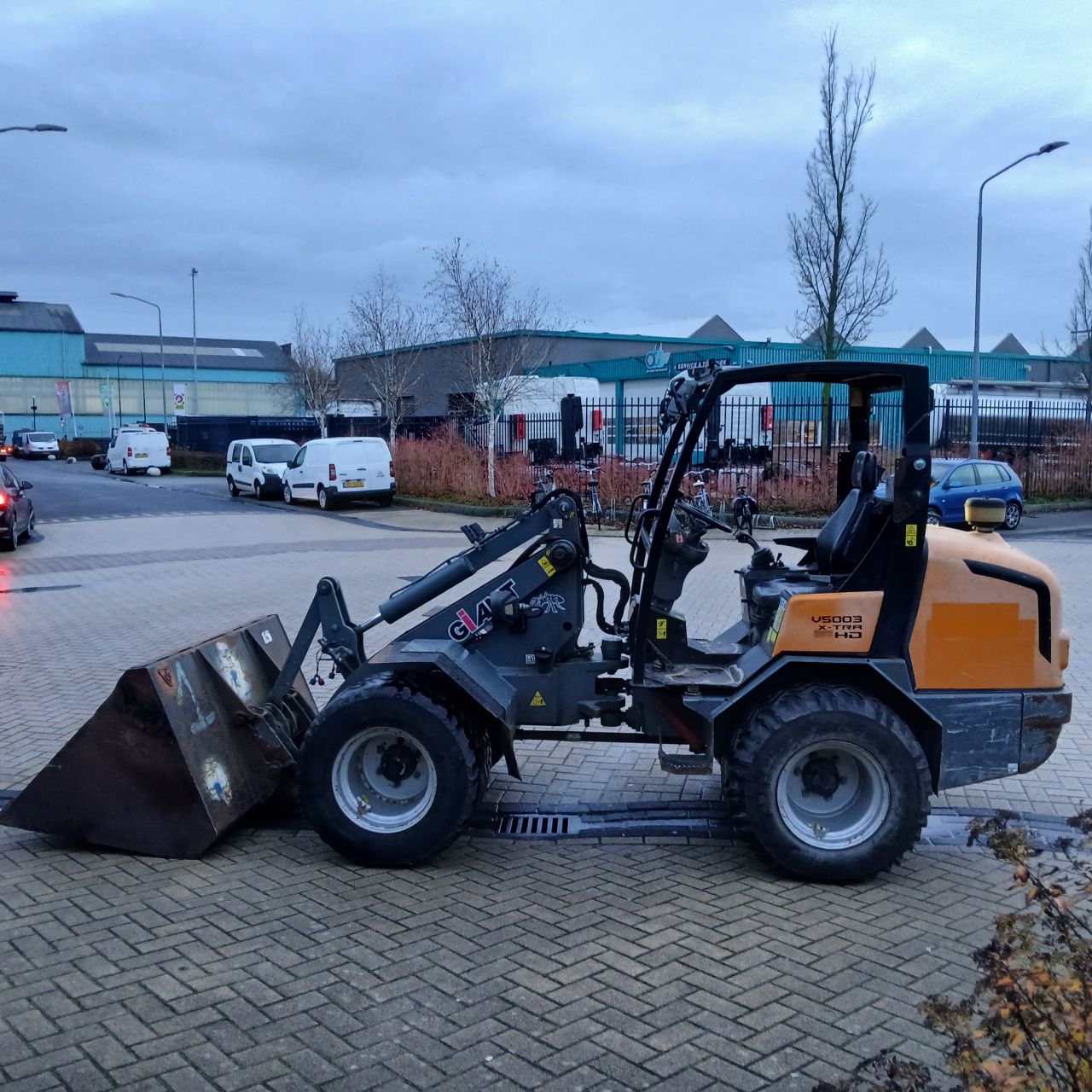 Giant V5003HD Xtra Minishovel.