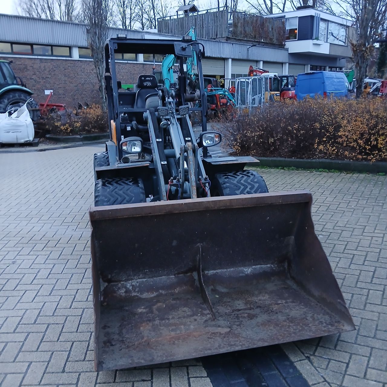 Giant V5003HD Xtra Minishovel.