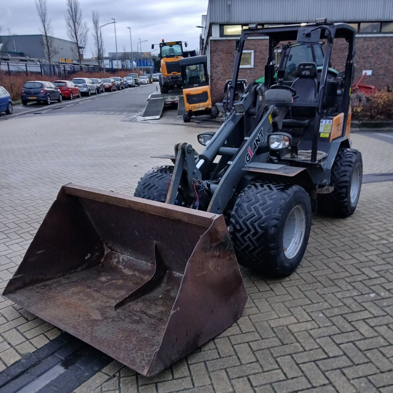 Giant V5003HD Xtra Minishovel.