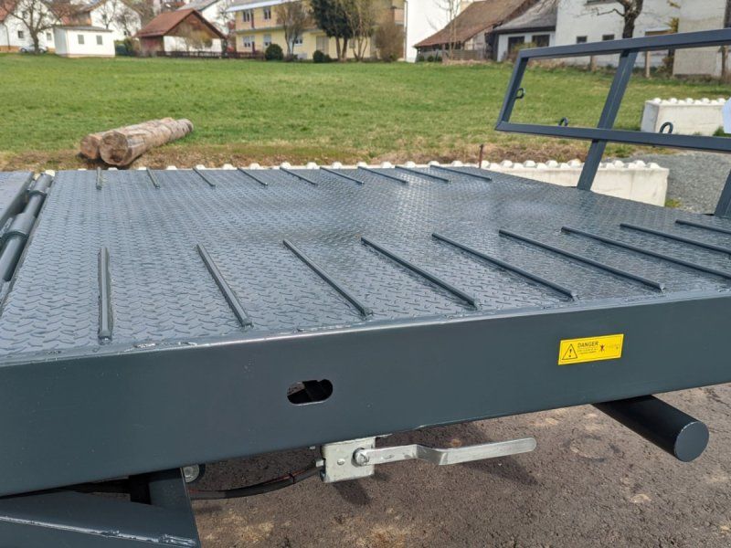 Dinapolis 7,5m Ballenwagen Hydraulisch absenkbare Rampe Druckluft LED