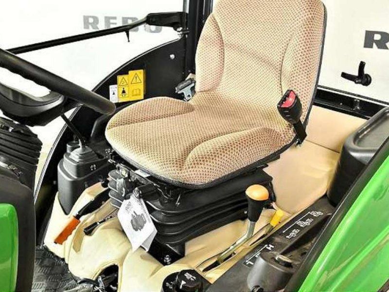 John Deere 1026R TRAKTOR