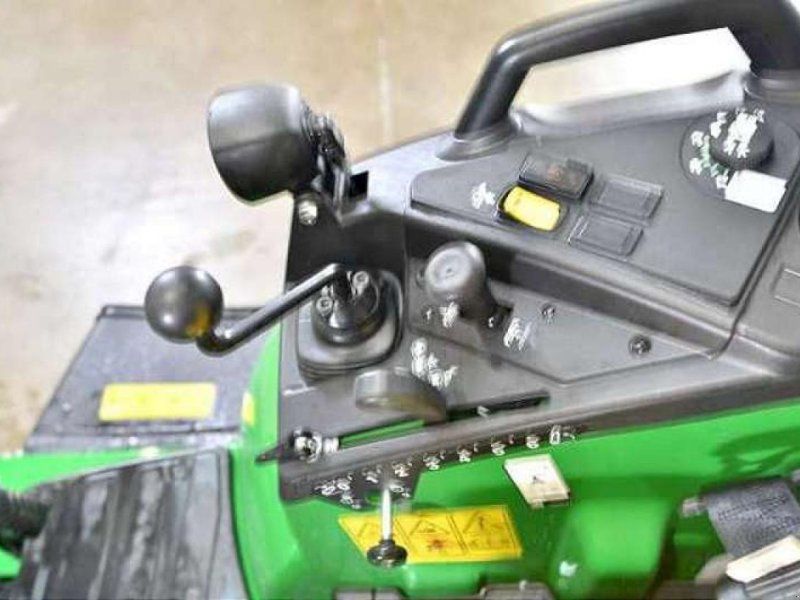 John Deere 2032R TRAKTOR